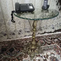 میز زیر تلفن