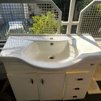 روشویی به همراه ایینه