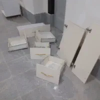 کابینت باز شده، داخل فلز با درب گلس