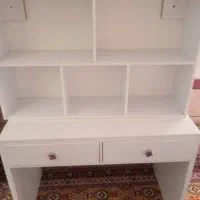 میز و کتابخانه