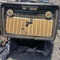 رادیو عتیقه قدیمی شکسته