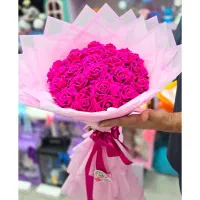 گل رز مخملی صورتی با کاغذ پیچی بالا