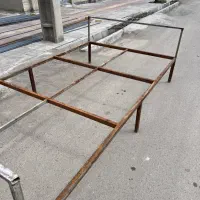 تخت آهنی محکم