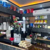 نیروی کار در کافه قهوه ای