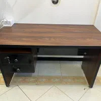 میز تحریر و کامپیوتر