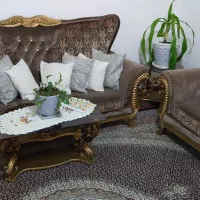 یک عدد بخاری و یک دست مبل