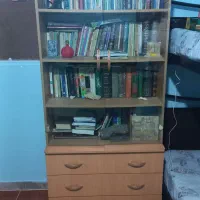 فروش فوری کمد طبقاتی با درب شیشه و سه کشو در حد نو