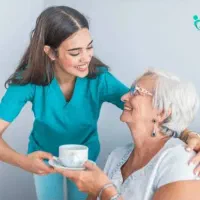 پرستار برای همراهی و نگه داری از سالمند خانوم