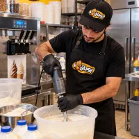 استخدام نیروی خدمات و فروش اقا
