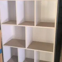 فرش و قفسه کتاب (ویترین)