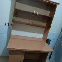 کتابخانه و میز تحریر