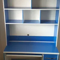 میز مطالعه و کامپیوتر کتابخانه‌دار