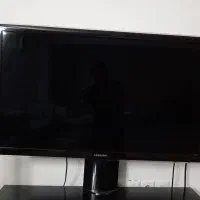 تلویزیون 42 اینچ سامسونگ. با میز  شیشه ای