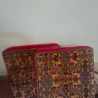 پشتی دستباف نو و قالی کارکرده و بالشت در حد نو