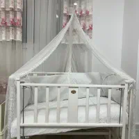 تخت نوزاد کنار مادر