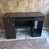 یک عدد میز کامپیوتر