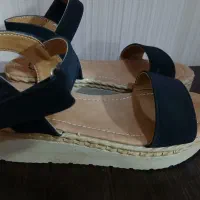 دو جفت صندل و یک جفت کفش پاشنه بلند