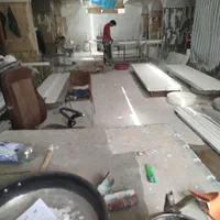 کارگر برای کار در کارگاه گچبری