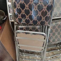 فروش صد عدد صندلی و پنجاه عدد گل میز