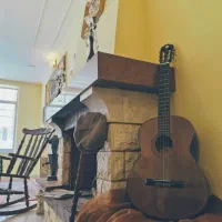 اموزش گیتار(توسط استاد خانم)