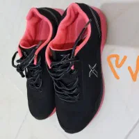 کفش ها در حد|کیف، کفش، کمربند|رباط‌کریم, رباط‌کریم|دیوار