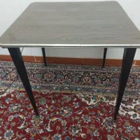 یک عدد میز روی چوب پایه فلزی محکم