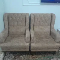 دوتا مبل یکنفره ومیز تلویزیون