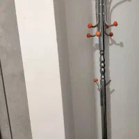 جا لباسی ایستاده