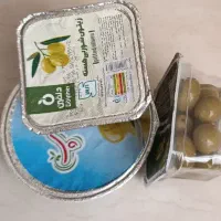 تعدادی زیتون شور و پرورده