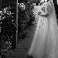 لباس عروس|لباس|رشت, توشیبا|دیوار