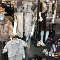 مانکن خانم  نشسته