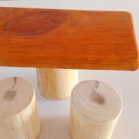 میز و نیمکت صندلی چوبی کوچک