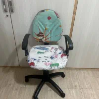 صندلی کارمندی و کامپیوتر