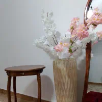 گل گلدان خیلی شیک نو با میز کنارش