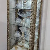 یک بوفه و یک ساعت