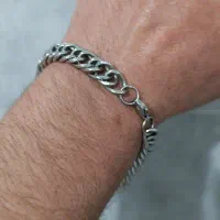 دستبند هم مردانه هم زنانه