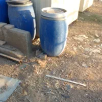 بشکه پلاستیکی اهنی دربسته در باز موجود می باشد