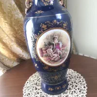 گلدان سورمه ای کنار سالنی