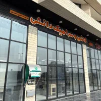 کارگر انبار کاشی سرامیک
