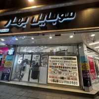 کارمند فروش در موبایل فروشی