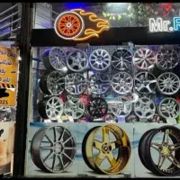 شاگرد آپاراتی نیروی کار در لاستیک فروشی