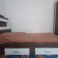 تخت چوبی ۱نفره تمیز وسالم.دوکشو ...بدون تشک