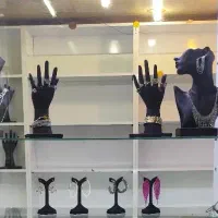 فروشنده خانم برای مغازه اکسسوری