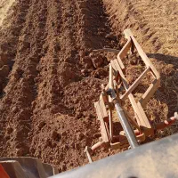 کار با تراکتور وشخم زنی