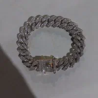 دستبند نگین دار طلایی