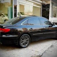 منشی خانم مسلط به امور حساب داری در نمایشگاه