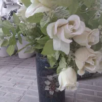 گلدان با گل مصنوعی