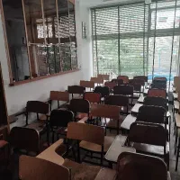 حراج صندلی نیمکت و مقداری لوازم مدرسه