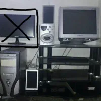 کامپیوتر به همراه میز شیشه ای