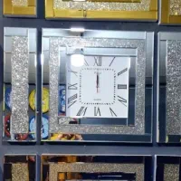 ساعت دیواری وسط شکسته کناره هاش مونده فقط